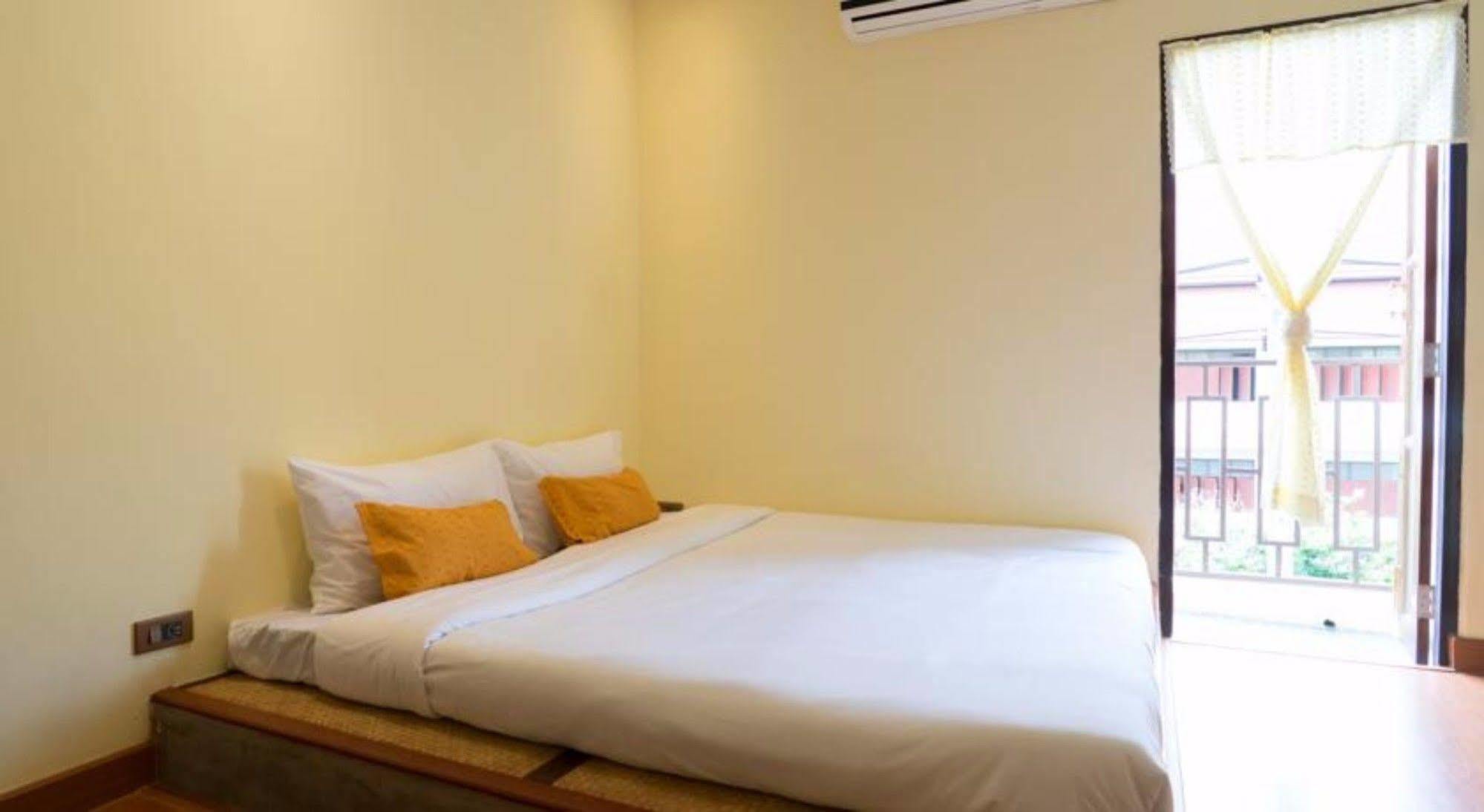 Manon Sleepeatdrink Bed & Breakfast Чиангмай Екстериор снимка